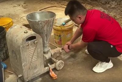 七彩貝殼噴涂機(jī)膩?zhàn)硬牧蠂娡亢蜋C(jī)器清洗